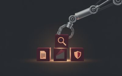 Bras robotique métallique saisissant un bloc lumineux burgundy parmi trois cubes alignés portant des icônes de document, loupe et bouclier, sur fond sombre anthracite