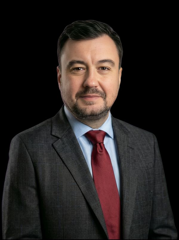 Portrait détouré de Romain Delfosse, Digital Governance & Platform Strategy