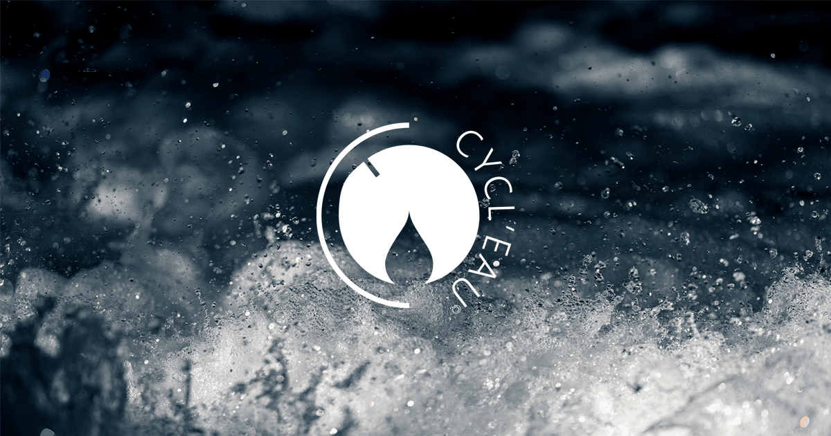 Photographie en noir et blanc d'une eau vive en gros plan : gerbes d'ecume et gouttelettes en suspension sur un fond sombre ; au centre, le logo blanc de Cycl'Eau — une goutte d'eau stylisee dans un cercle ouvert, entouree du nom en lettres capitales