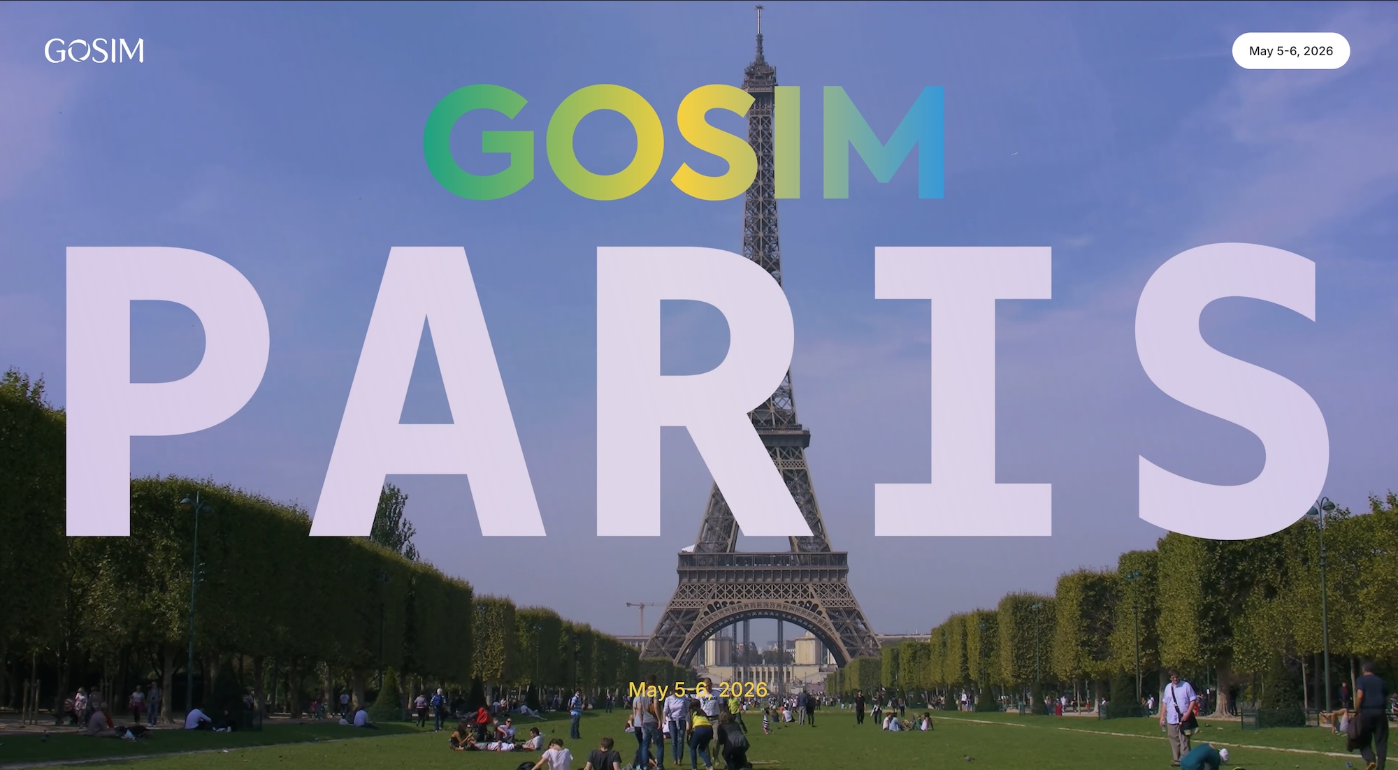 Photographie du Champ-de-Mars a Paris : au premier plan une pelouse ou des groupes de personnes sont assis et allonges, au second plan deux alignements d'arbres tailles, a l'arriere-plan la tour Eiffel sous un ciel bleu ; en superposition le mot « GOSIM » en degrade vert-jaune-bleu, le mot « PARIS » en tres grandes lettres blanches translucides, et un badge « May 5-6, 2026 » en haut a droite